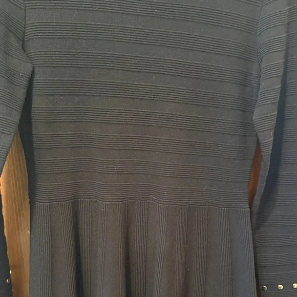 Elegant Black Dress with Gold Accents - Picture 4 of 8